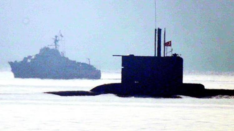 Yunan sahil güvenlik botunun karşısına Türk denizaltı çıktı