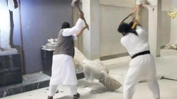 IŞİD Musul’da binlerce yıllık antik heykelleri yıktı