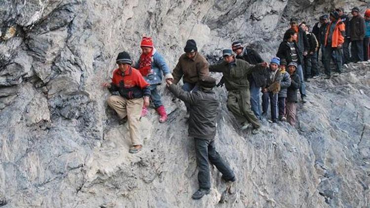 Dünyanın en zor ve tehlikeli okul yolları