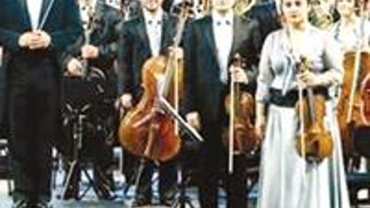 Oyuncular ve orkestra aynı sahnede Midas’ın Kulakları