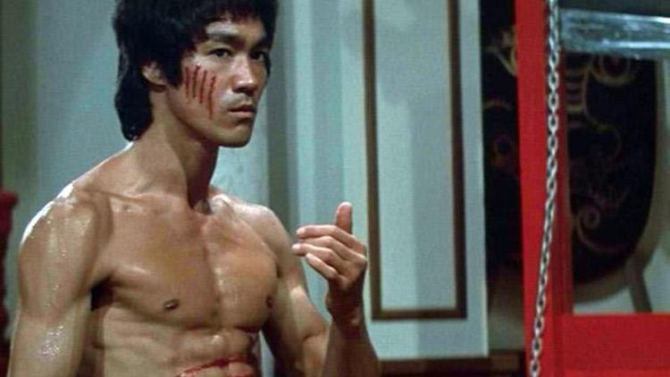 Şiddete karşı Bruce Lee tekmesi