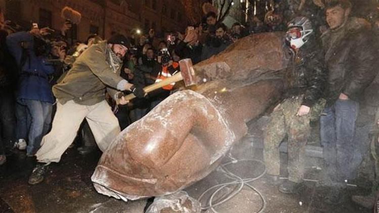 Protestocular Kiev’deki Lenin heykelini yıktı