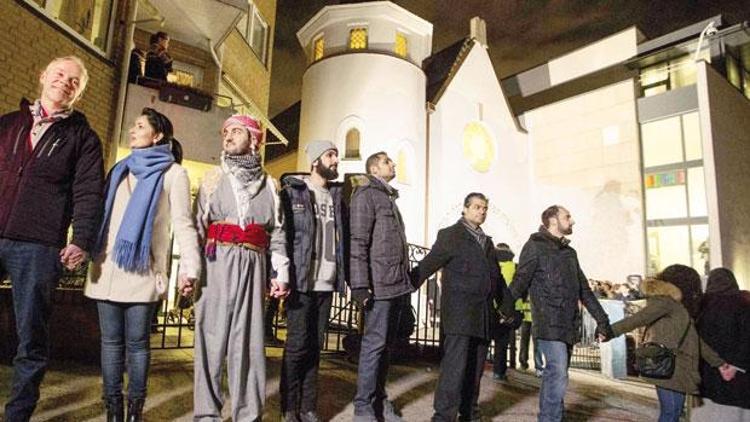 Norveçli Müslümanlardan sinagog önünde barış halkası