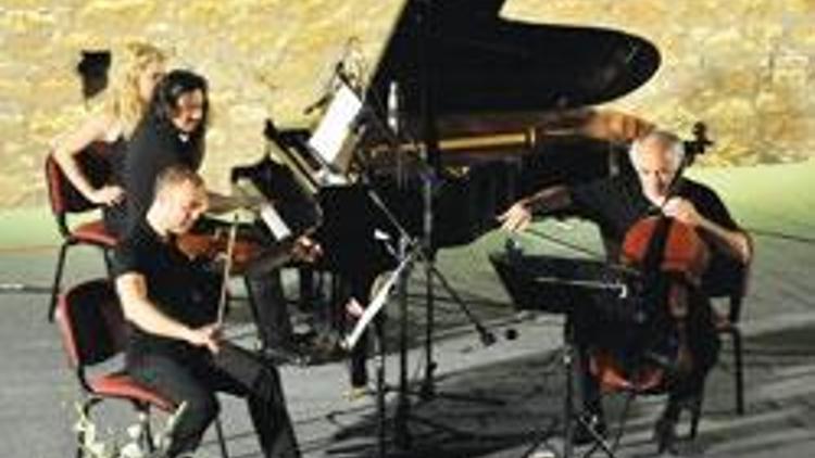 İzmir Festivali Arkas Trio konseriyle sona erdi