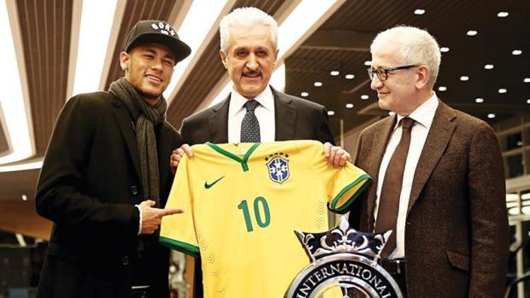 Neymar İstanbula sekerek geldi