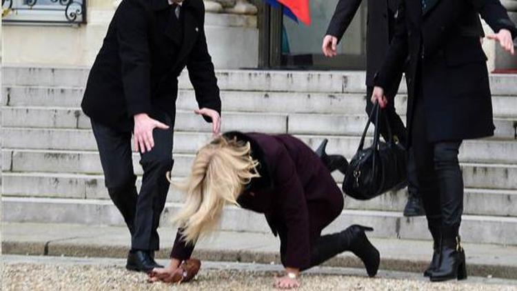 Pariste talihsiz an... Danimarka Başbakanı yere düştü