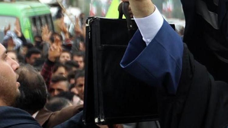 İran Cumhurbaşkanını çantalarla korudular