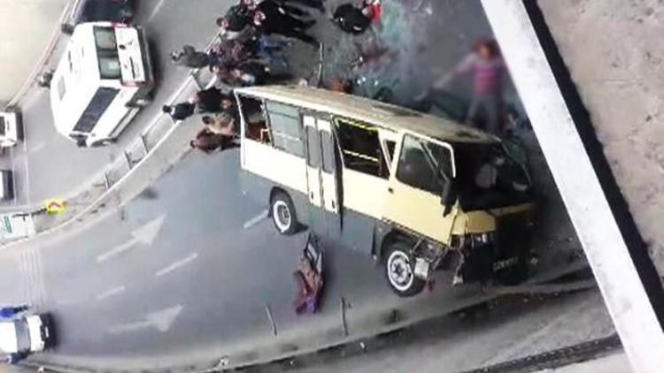 Güngörende yolcu minibüsü kaza yaptı