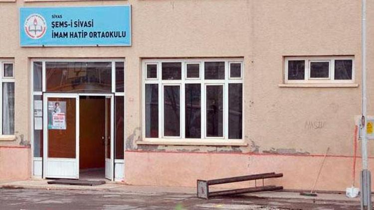 İmam hatip ortaokulunda Atatürk büstü tartışması