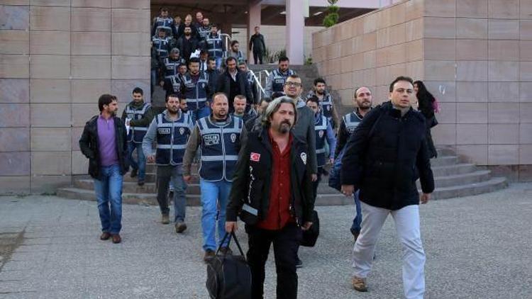 İzmirde paralel yapı iddialarına yönelik operasyonda 17 kişi tutuklandı