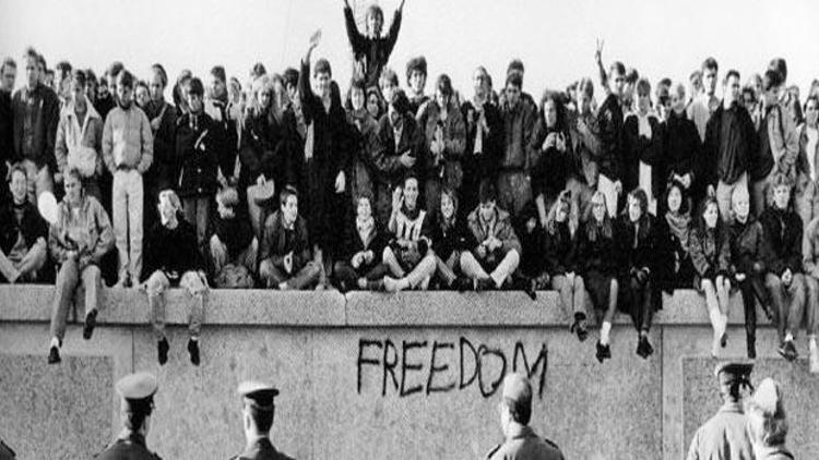 Berlin Duvarının yıkılışının 26. yıl dönümü | Berlin Duvarı neden yıkıldı