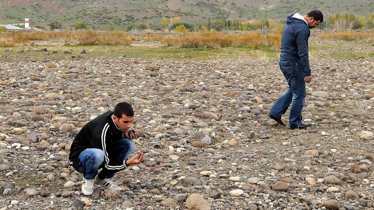 Bingöl Sarıçiçek köyünde herkes göktaşı arıyor