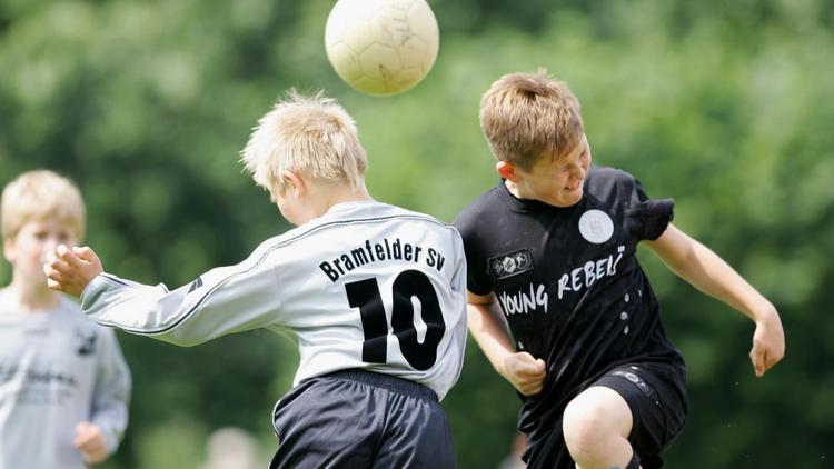 ABD 10 yaş altı minik futbolcuların kafa topuna çıkmasını yasaklıyor