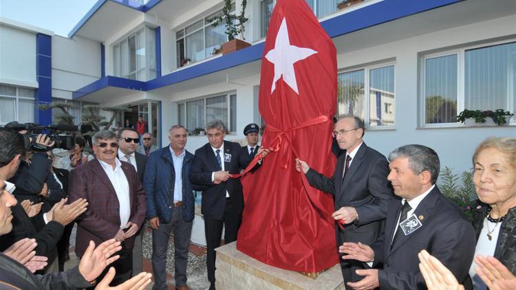 Atatürk’e anıtlı anma