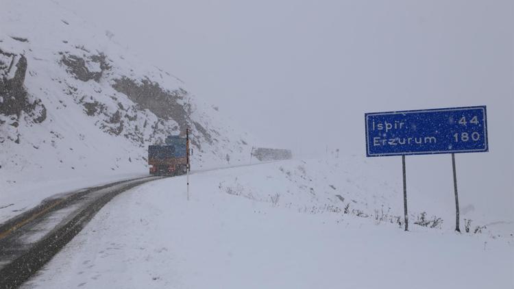 Ovit Geçidi yoğun kar yağışı nedeniyle kapandı