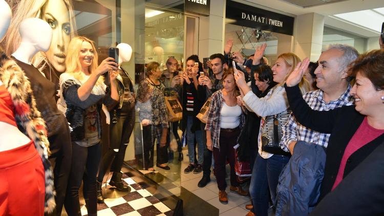 İzmirde Hadise izdihamı