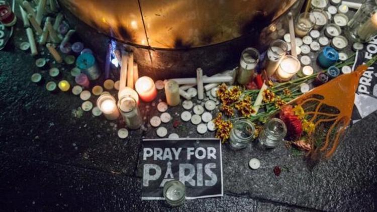 Sosyal medya kullanıcıları Twitterda neler söyledi, ünlü isimler neler paylaştı #ParisİçinAğlıyoruz #PrayforParis