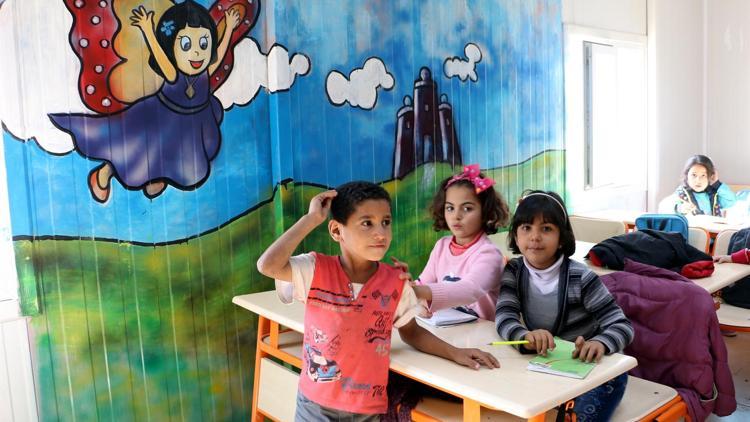 Suriyeli öğretmenler okullarını renklendiriyor