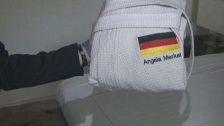 Merkel Antalyada altın varaklı koltukları geri gönderdi