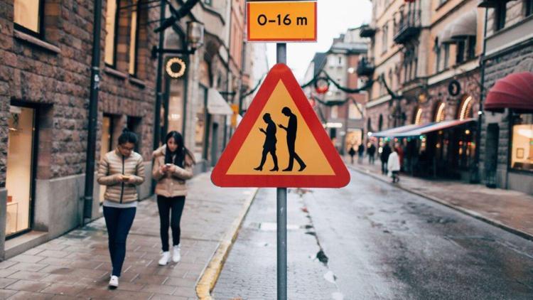 İsveçte yeni nesil trafik levhaları
