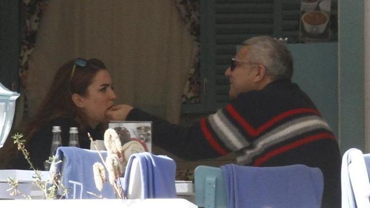 Mehmet Ali Erbil kız arkadaşını elleriyle besledi