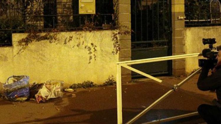 Fransız polisi Pariste bulunan şüpheli kemeri inceliyor