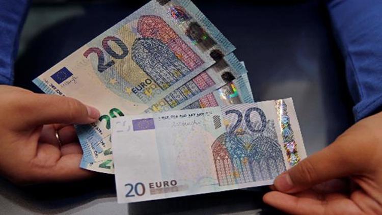 Yeni 20 Euroluk banknot  dolaşıma girdi.