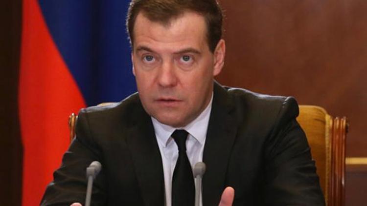 Rus Başbakan Medvedevden sert mesajlar