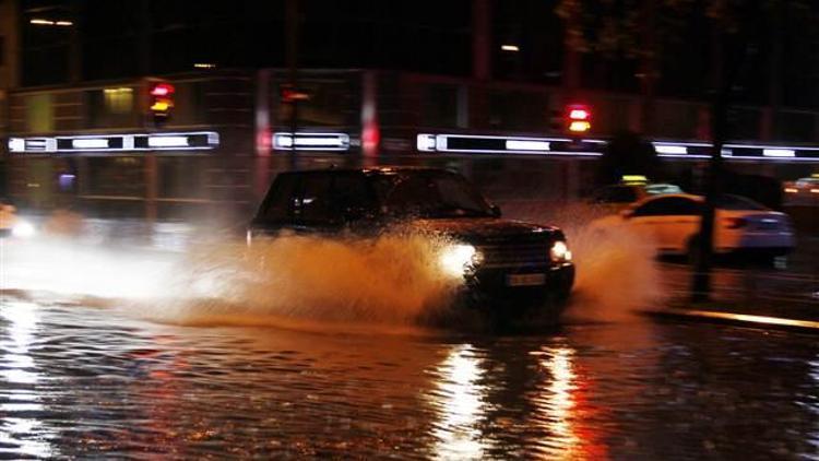 İzmir’de sağanak yağmur etkili oldu