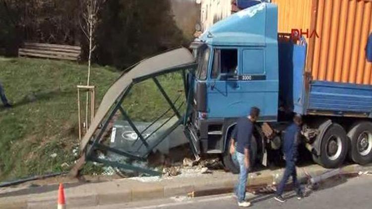 İstanbulda TIR otobüs durağına daldı