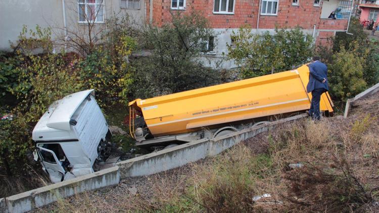 İstanbulda hafriyat taşıyan TIR dereye uçtu