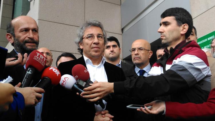 Gazeteci Can Dündar ve Erdem Gül tutuklandı