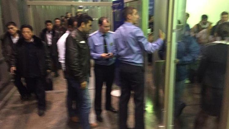 Türk yolcular Moskova Havalimanında yaşadıklarını böyle görüntülediler