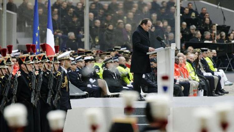 Paristeki saldırılarda ölenler için anma töreni