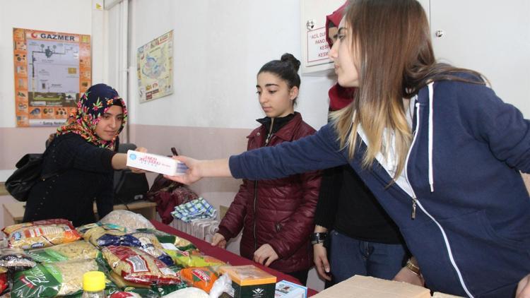 Öğrenciler Suriyeliler için ‘gönül köprüsü’ kurdu
