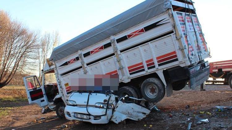 Konyada kamyonla minibüs çarpıştı: 1 ölü, 3 yaralı