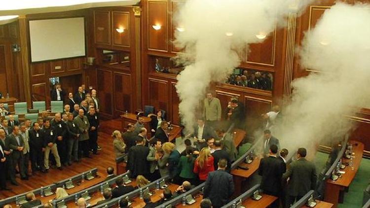 Kosova Meclisinde gerginlik yeniden tırmandı