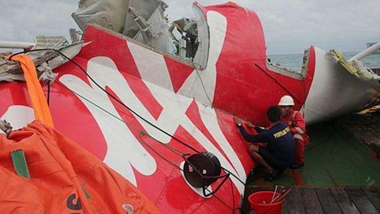 AirAsia uçağı arıza ve pilotaj hatası yüzünden düştü