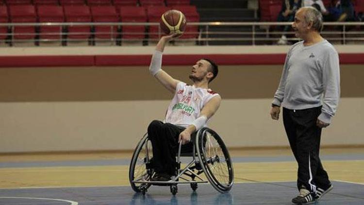 Müzik ve basketbol ile engelleri aştı