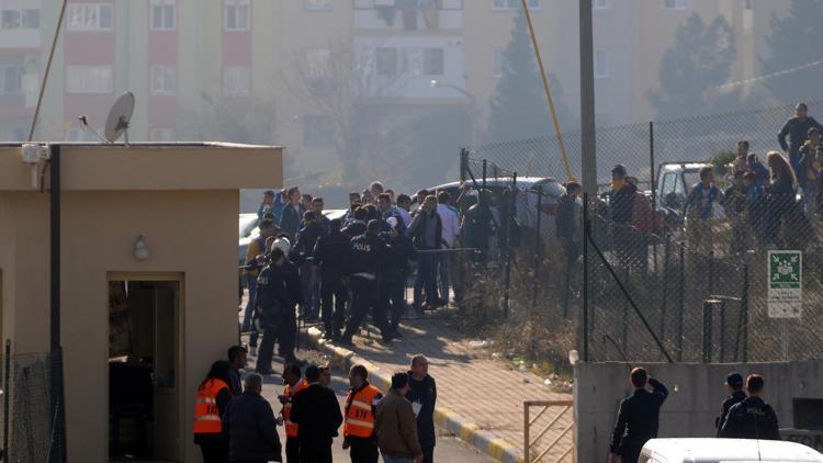 Rakip taraftara kızıp arabaları parçaladılar