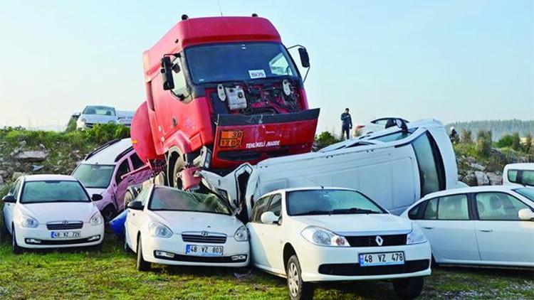 Bir hışımla geldi ezdi