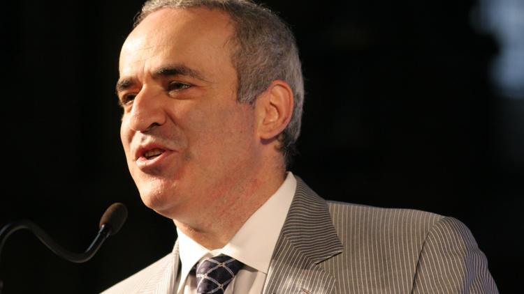 Eski satranç şampiyonu Kasparovdan Putine ağır eleştiri