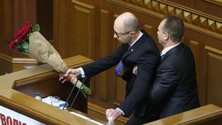 Ukraynada bir vekil, Başbakan Yatsenyuku kucaklayarak kürsüden indirmeye kalktı