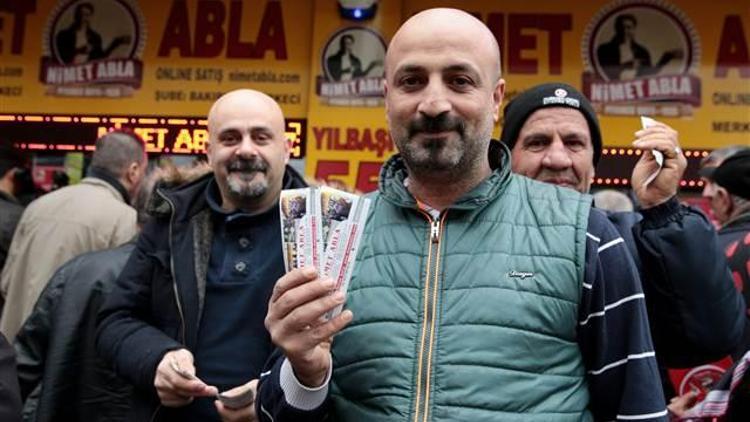 İstanbullular Milli Piyangoya koştu, biletler bitiyor...