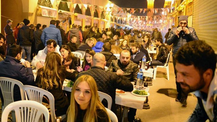 Adana’da Kebap-Şalgam Festivali pompalı tüfekli saldırıya rağmen sabaha kadar devam etti