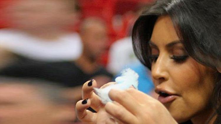 Kim Kardashian bu kez bebeğinin plasentasını yedi