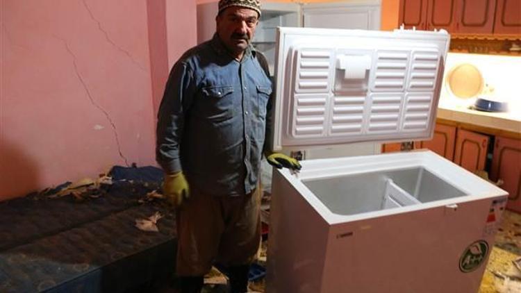 Erzurumda aç kalan ayı eve girdi bal ile buzdolabındaki yiyecekleri yedi