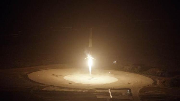 SpaceXin Falcon roketi ‘tarihi’ inişini gerçekleştirdi