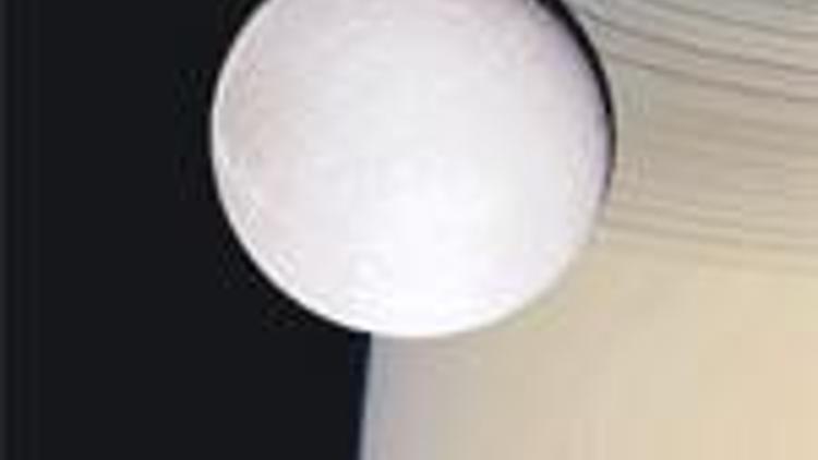 Cassini, Satürn uydusu Dione’yi görüntüledi
