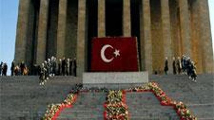 ATO Anıtkabir’i 500 bin çiçekle süsledi